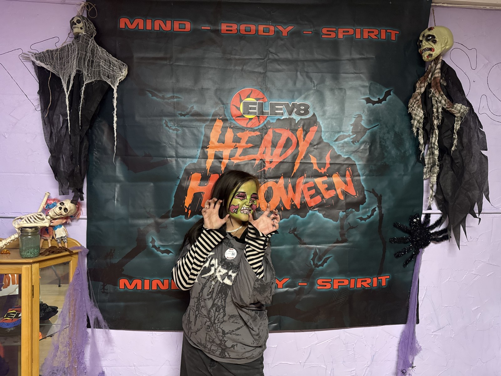 C009 — Zombie girl costume photo